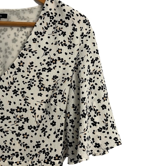 RW&CO Floral Print V-Neck Flutter Sleeve Mini Dress Size XS - Picture 4 of 7